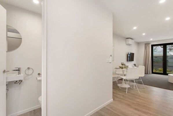 Interior - Style Location New Sunny 2Bdrms Free Park (Christchurch)