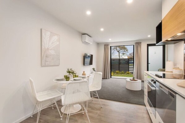 Kylskåp, mikrovågsugn, spishäll och diskmaskin