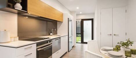 Kühlschrank, Mikrowelle, Herdplatte, Geschirrspüler