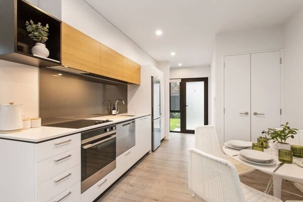 Fridge, microwave, stovetop, dishwasher