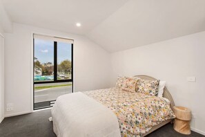 2 bedrooms, desk, iron/ironing board, WiFi