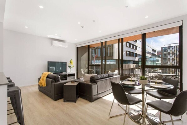 TV - Heart of the CBD 2Bdrms 2Bthrms secure park (Christchurch)