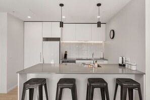 Fridge, microwave, oven, stovetop - Heart of the CBD 2Bdrms 2Bthrms secure park (Christchurch)