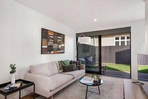 TV - Quirky New Stylish Free Park (Christchurch)