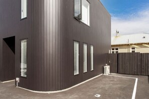 Exterior - Quirky New Stylish Free Park (Christchurch)