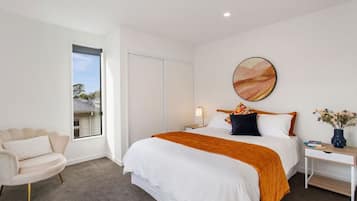 2 bedrooms, desk, iron/ironing board, WiFi