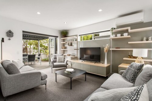 Convenient Urban Townhouse 2 carparks available