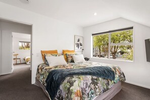 2 bedrooms, desk, iron/ironing board, free WiFi - Convenient Urban Townhouse 2 carparks available (Christchurch)