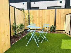 Outdoor dining - New 2Bdrm 2Bthrm Hospital CBD Hagley Park Location (Christchurch)