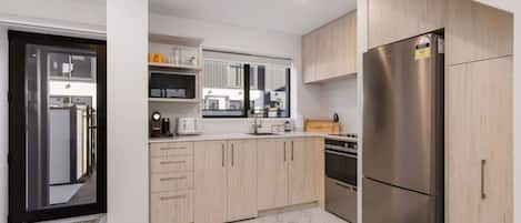 Geladeira, micro-ondas, fogão, cooktop