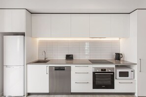 Frigorífico, microondas, horno y placa de cocina