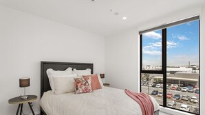 2 habitaciones, escritorio, tabla de planchar con plancha y wifi gratis