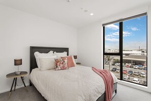 2 slaapkamers, een bureau, een strijkplank/strijkijzer, gratis wifi