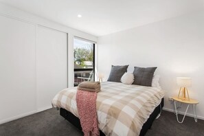 3 bedrooms, desk, iron/ironing board, WiFi - A luxurious Retreat Sleeps 6 (Christchurch)
