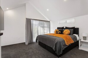 3 bedrooms, desk, iron/ironing board, WiFi