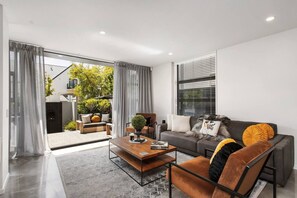 TV - A luxurious Retreat Sleeps 6 (Christchurch)