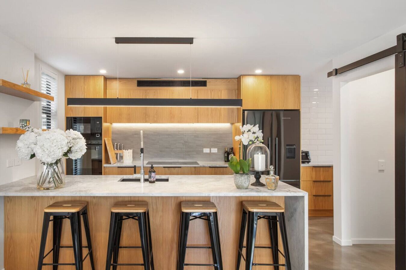 Réfrigérateur, four à micro-ondes, un four, surface de cuisson