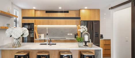 Kjøleskap, mikrobølgeovn, ovn og kokeplater