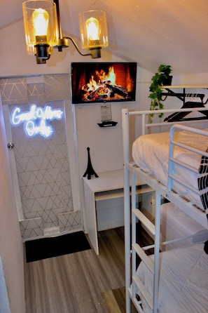 1 soverom, safe på rommet, skrivebord og wi-fi (inkludert)