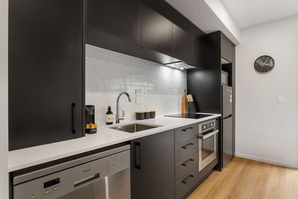 Refrigerador, microondas, horno, placa de cocina