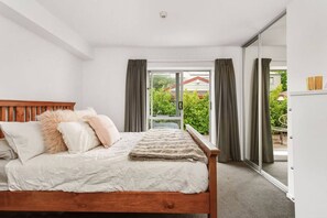 2 bedrooms, desk, iron/ironing board, WiFi