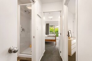 2 habitaciones, escritorio, tabla de planchar con plancha y wifi 