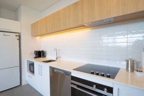 Réfrigérateur, four à micro-ondes, un four, surface de cuisson