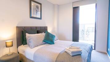 2 habitaciones, escritorio, tabla de planchar con plancha y wifi