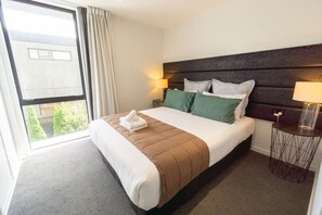 Desk, iron/ironing board, WiFi, bed sheets