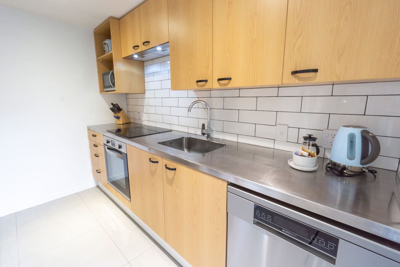 Geladeira, micro-ondas, fogão, cooktop