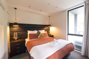 Desk, iron/ironing board, WiFi, bed sheets