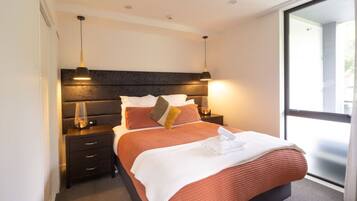 Escrivaninha, ferros/tábuas de passar roupa, Wi-Fi, roupa de cama