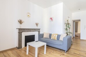 Älytelevisio, kirjoja, työhuone