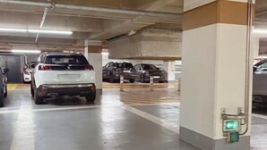 A multi-level parking garage with several cars parked. - Cœur de Pau - Parking included - Le Joyau (Pau)