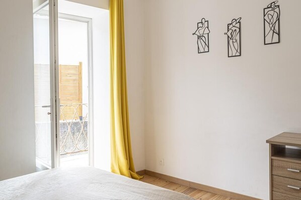 1 habitación, escritorio, tabla de planchar con plancha y cuna de viaje 