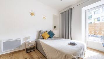 1 chambre, bureau, fer et planche Ă repasser, lit parapluie