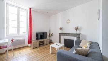 TV connectée, livres, espaces bureaux