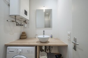 Shower, hair dryer, towels - Le Joyau de Pau : Standing, Centre & Parking (2p) (Pau)