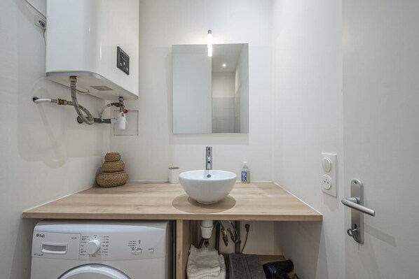 Shower, hair dryer, towels - Le Joyau de Pau : Standing, Centre & Parking (2p) (Pau)