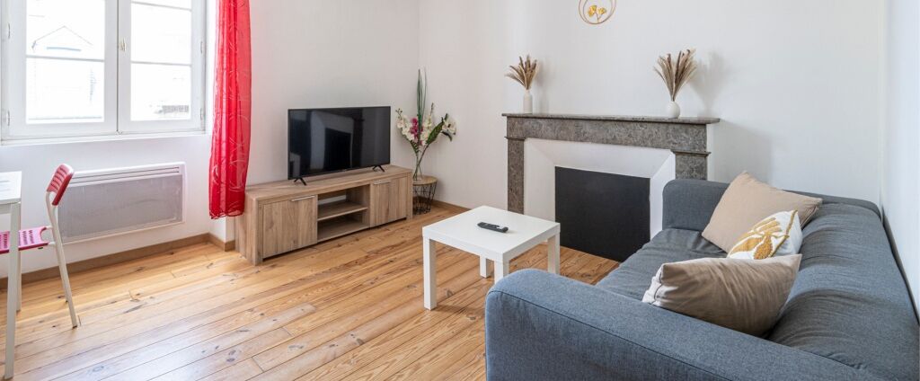 Smart-tv, boeken en een kantoor