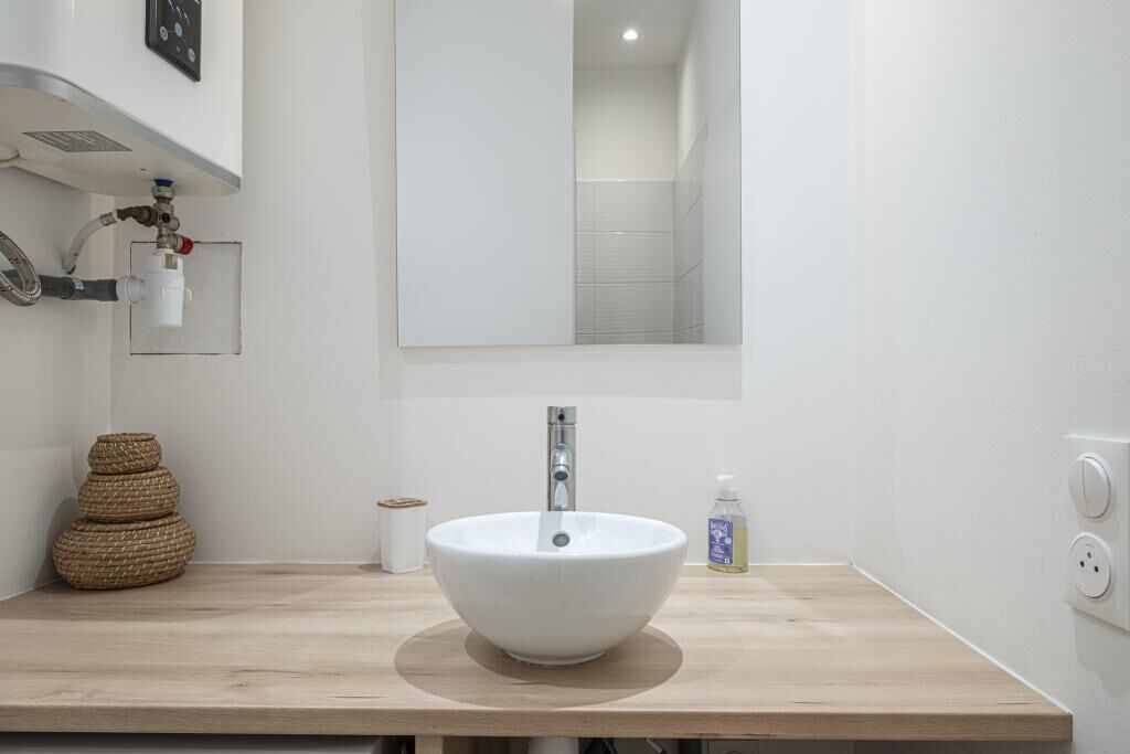 Een douche, een haardroger, handdoeken