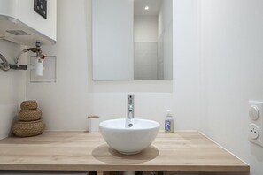 Shower, hair dryer, towels - Le Joyau de Pau : Standing, Centre & Parking (2p) (Pau)