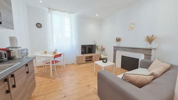 Smart TV, libri, studio