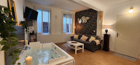 Interior - Serenity at the Palais Romantic Suite Jacuzzi (Avignon)
