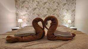 1 bedroom, WiFi, bed sheets - Serenity at the Palais Romantic Suite Jacuzzi (Avignon)