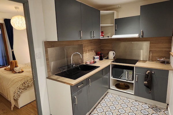 Refrigerador, microondas, parrilla de estufa y cafetera y tetera