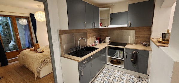 Kühlschrank, Mikrowelle, Herdplatte, Wasserkocher mit Kaffee-/Teezubehör