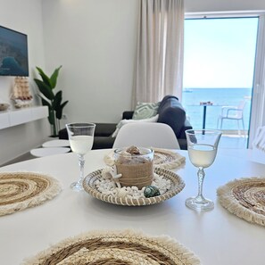 Deluxe Quadruple Room, Balcony, Sea View | Dapur peribadi | Pembancuh kopi/teh, cerek elektrik 