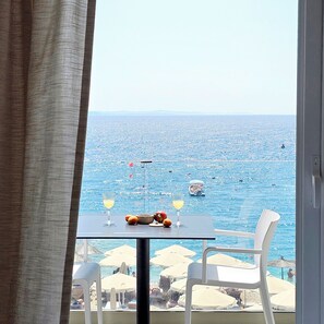 Habitación triple Deluxe, vistas al mar | Vistas del balcón