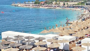Tremannsrom – deluxe, balkong, sjøutsikt | Utsikt mot strand/hav